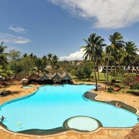 Reef Hotel Nyali Beach Exterior photo